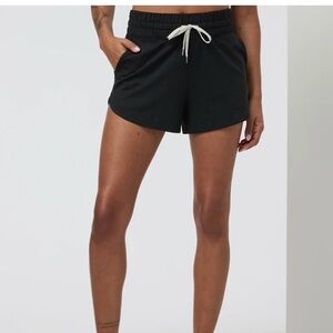NWT Vuori Black Halo Performance Short 2.0